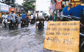 Chuyện đẹp mùa nước ngập Sài Gòn: 3 anh em nhận sửa xe máy miễn phí cho bà con