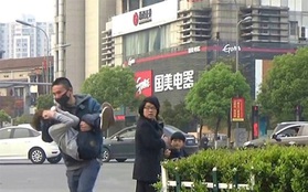Shock: Video người Trung Quốc dửng dưng nhìn cậu bé bị bắt cóc