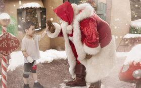Nhiếp ảnh gia mang cả Giáng sinh kỳ diệu đến với những đứa trẻ bệnh tật