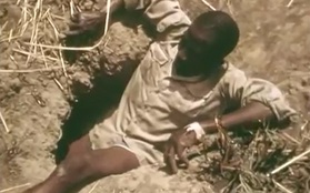 Xem thợ săn Châu Phi dùng chân trần làm mồi nhử bắt trăn khổng lồ