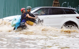 Ô tô ngập nước, cư dân khu đô thị mới thiệt hại tiền tỷ