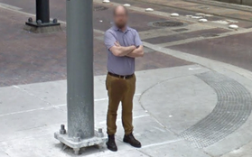 Bị phát hiện ướt nhẹp cả đũng trên Google Street View, gã đàn ông bị nghi tè ra quần nói gì?