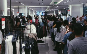 Dân Sài Gòn đang mất 3 tiếng đồng hồ xếp hàng mua đồ sale 50% tại Zara Việt Nam