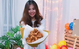 Kỷ niệm 6 năm yêu, cô gái được bạn trai tặng... 15 chiếc đùi gà rán vì chê hoa mau tàn