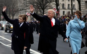 Cậu út nhà Tổng thống Trump hất tay mẹ, tự đi diễu hành một mình sau lễ nhậm chức của bố