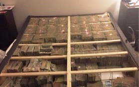 Đây là hình ảnh 440 tỷ được giấu bên dưới chiếc giường nệm mà cảnh sát tìm thấy