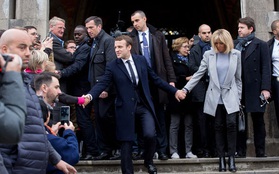 Ngôn ngữ cơ thể nói gì về tân Tổng thống trẻ nhất lịch sử Pháp và người vợ hơn 25 tuổi của mình?