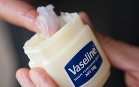 Vaseline không chỉ dùng để dưỡng da mà còn rất hữu dụng trong các việc ít ai ngờ sau