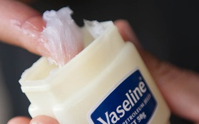 Vaseline không chỉ dùng để dưỡng da mà còn rất hữu dụng trong các việc ít ai ngờ