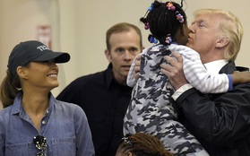 Đệ nhất phu nhân Melania Trump giản dị cùng chồng tới thăm người dân Texas sau bão Harvey