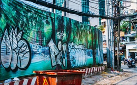 Khi "graffiti nửa mùa" xuất hiện tràn lan ở Sài Gòn: Đến cả những tấm pano rất đẹp cũng đã bị bôi bẩn