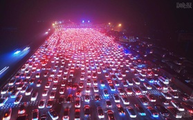 Trung Quốc: Kinh hoàng cảnh tượng hàng ngàn chiếc xe nối đuôi nhau đi vào thành phố sau kỳ nghỉ lễ