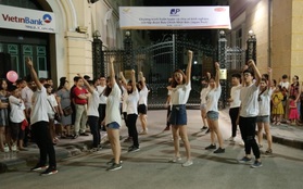 Thí sinh dự thi Vietnam’s Talent Tour tự tin thể hiện tài năng trên phố đi bộ trước hàng ngàn khán giả