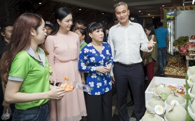 Danh hài Việt Hương và Trương Diệu Ngọc tham dự Hội chợ trái cây Sài Gòn