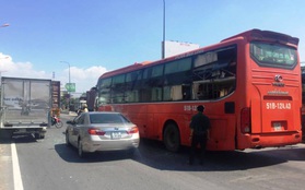 Hành khách hốt hoảng tháo chạy khỏi xe khách Phương Trang sau va chạm với xe tải ở Xa lộ Hà Nội