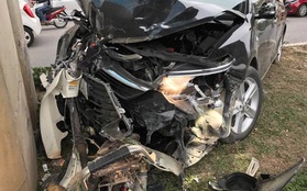 Hà Nội: Xe Camry mất lái gây tai nạn liên hoàn, đâm nát xe máy