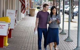 Sau khi khiến cả thế giới cắm mặt vào điện thoại, thì vợ chồng Mark Zuckerberg lại thảnh thơi đọc báo giấy trên phố