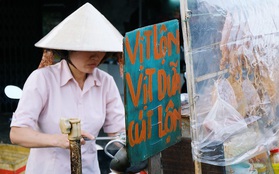 Từ tấm biển 10 năm của chị bán hàng rong Sài Gòn đến trào lưu "Vịt lộn vịt dữa cút lộn" làm mưa làm gió