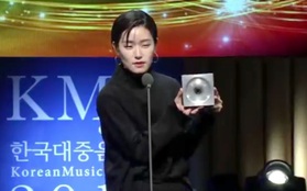 Clip: Nghệ sỹ Hàn bán cúp ngay khi vừa nhận trên sân khấu để trả tiền thuê nhà