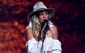 Miley rơm rớm nước mắt hát về Liam trên sân khấu Billboard Music Awards 2017