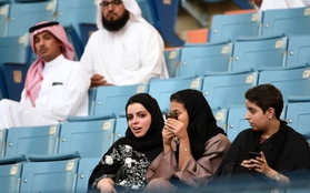 Không chỉ được phép lái xe, phụ nữ Ả Rập giờ còn có thể vào sân vận động như cánh mày râu
