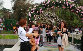 Cây cầu với mái vòm toàn bằng hoa giả vẫn là nơi được check-in nhiều nhất lễ hội hoa hồng Bulgaria