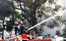 Giải cứu 15 người mắc kẹt trong đám cháy ở trung tâm Sài Gòn