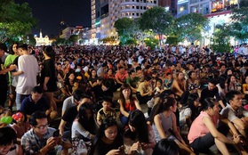 Biển người đổ về phố đi bộ Nguyễn Huệ tham dự đêm nhạc EDM vào tối 30/4