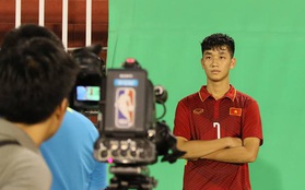 Dàn hot boy U20 Việt Nam tạo dáng chuyên nghiệp trước ống kính máy quay