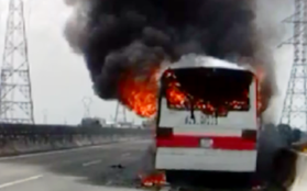 Xe khách cháy rụi trên cao tốc TP.HCM – Trung Lương, tài xế đạp cửa thoát thân