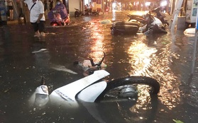 Phố Tây Tạ Hiện ngập kinh hoàng sau mưa lớn, xe máy ngâm nước la liệt!