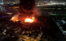Cháy lớn kèm nhiều tiếng nổ trong nhà kho gần cảng Sài Gòn