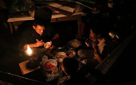 Hai ngày sau khi cơn bão số 12 đi qua, người dân Khánh Hòa vẫn chật vật sống trong bóng đêm vì mất điện