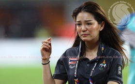 U22 Thái Lan giành HC vàng SEA Games, nữ trưởng đoàn xinh đẹp bật khóc nức nở