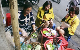 Gánh bún ốc vỉa hè Hà Nội sau ngày lên sóng CNN: "Tôi phải đuổi những vị khách đến chỉ vì hiếu kỳ"