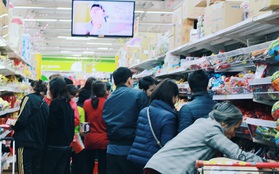 Người Hà Nội tranh thủ đi siêu thị, TTTM để mua sắm dịp cận Tết Nguyên đán