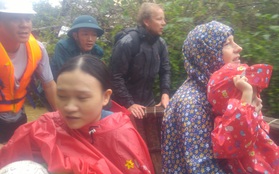 Dùng thuyền thúng cứu 2 mẹ con người nước ngoài ra khỏi căn nhà ngập lụt ở Hội An
