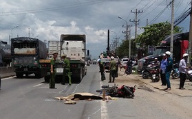 Đang đi xe ôm gặp tai nạn, người phụ nữ tử vong thương tâm dưới bánh xe container