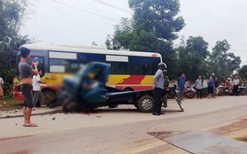 Hòa Bình: Xe tải bẹp dúm sau khi đấu đầu với xe bus, tài xế tử vong tại chỗ