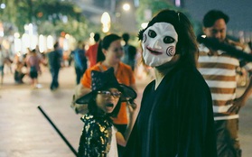 "Đầu tư" mùa Halloween, nhiều bạn trẻ Sài Gòn hóa trang rùng rợn trêu đùa trẻ em ở phố đi bộ Nguyễn Huệ