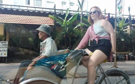 Thấy bác xích lô già yếu, cô tây xung phong chở bác đi dạo phố Sài Gòn luôn!