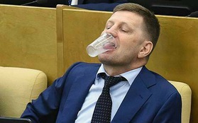 Giờ giải lao ở hội nghị chính phủ Nga: chính trị gia khoe ca vát, ăn quà vặt và selfie