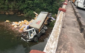 Quảng Ninh: Container đâm vỡ thành cầu lao thẳng xuống sông, tài xế tử vong tại chỗ