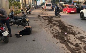 Hà Nội: Bùn đất từ xe tải rơi vãi đầy đường khiến nhiều người trượt ngã