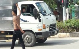Bình Dương: Thanh niên nghi ngáo đá cầm dao tự rạch bụng giữa đường phố