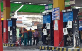 Sài Gòn: Cửa hàng xăng dầu bốc cháy nghi ngút, đôi nam nữ vứt xe bỏ chạy thoát thân