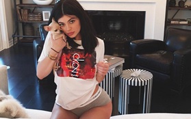 Nghiên cứu vui: Kylie Jenner có biết cách... ngồi trên một chiếc ghế không?