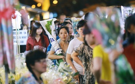 Khuya 29 Tết, hàng nghìn người và xe cộ vẫn đang chen chúc ở chợ hoa lớn nhất Sài Gòn