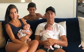 Những khoảnh khắc ngọt ngào của Ronaldo bên các con