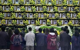 Loạt hình ám ảnh trong thảm kịch chìm phà Sewol cướp đi sinh mạng của gần 300 học sinh ở Hàn Quốc 3 năm trước